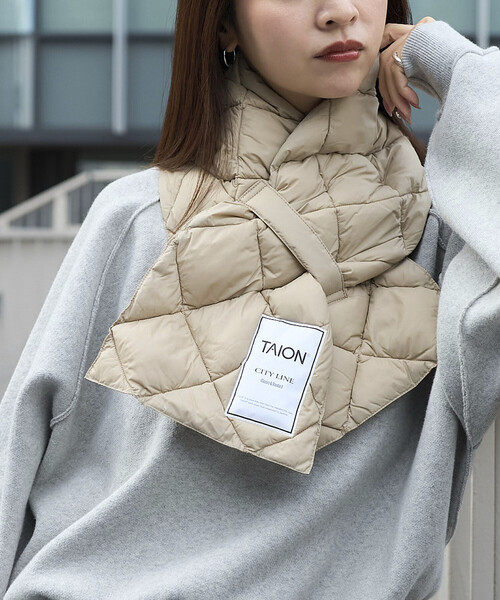 PUBLUX（パブリュクス）の「TAION/タイオン CITY DOWN SCARF　限定展開/シティ ダウン スカーフ マフラー（マフラー・レディース・ブラック/ベージュ/オフホワイト・ONE SIZE）」の3枚目の写真