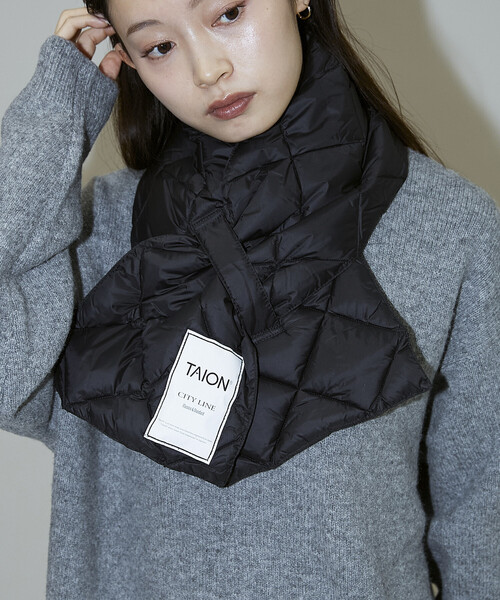 PUBLUX（パブリュクス）の「TAION/タイオン CITY DOWN SCARF　限定展開/シティ ダウン スカーフ マフラー（マフラー・レディース・ブラック/ベージュ/オフホワイト・ONE SIZE）」の2枚目の写真