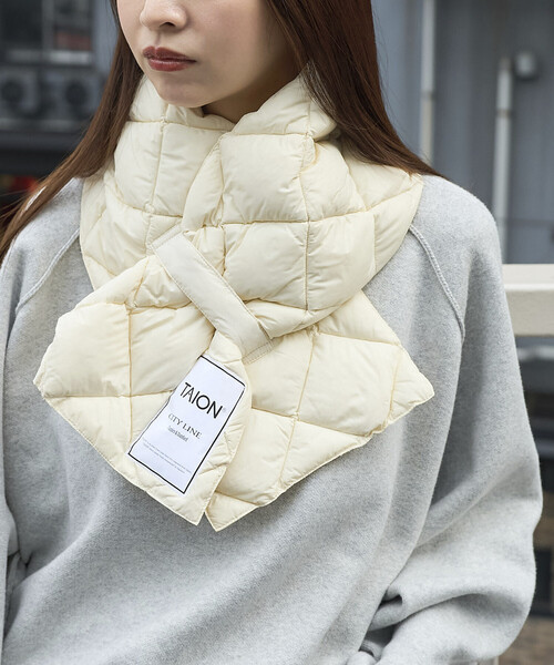 PUBLUX（パブリュクス）の「TAION/タイオン CITY DOWN SCARF　限定展開/シティ ダウン スカーフ マフラー（マフラー・レディース・ブラック/ベージュ/オフホワイト・ONE SIZE）」の18枚目の写真