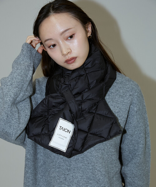 PUBLUX（パブリュクス）の「TAION/タイオン CITY DOWN SCARF　限定展開/シティ ダウン スカーフ マフラー（マフラー・レディース・ブラック/ベージュ/オフホワイト・ONE SIZE）」の12枚目の写真
