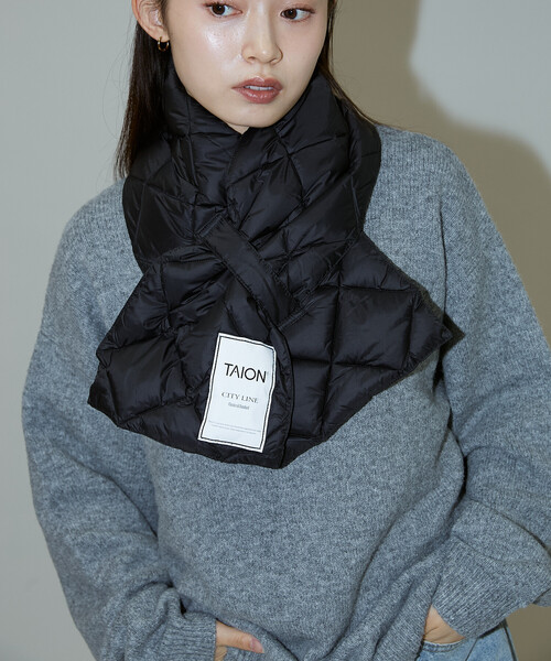 PUBLUX（パブリュクス）の「TAION/タイオン CITY DOWN SCARF　限定展開/シティ ダウン スカーフ マフラー（マフラー・レディース・ブラック/ベージュ/オフホワイト・ONE SIZE）」の13枚目の写真