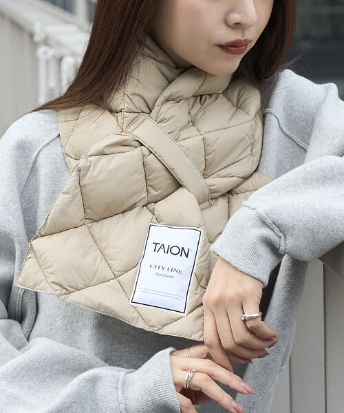 PUBLUX（パブリュクス）の「TAION/タイオン CITY DOWN SCARF　限定展開/シティ ダウン スカーフ マフラー（マフラー・レディース・ブラック/ベージュ/オフホワイト・ONE SIZE）」の6枚目の写真