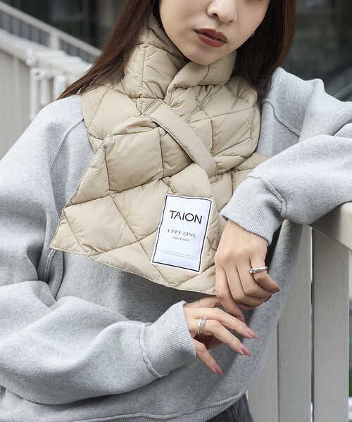 PUBLUX（パブリュクス）の「TAION/タイオン CITY DOWN SCARF　限定展開/シティ ダウン スカーフ マフラー（マフラー・レディース・ブラック/ベージュ/オフホワイト・ONE SIZE）」の7枚目の写真