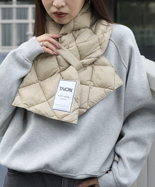 PUBLUX（パブリュクス）の「TAION/タイオン CITY DOWN SCARF　限定展開/シティ ダウン スカーフ マフラー（マフラー・レディース・ブラック/ベージュ/オフホワイト・ONE SIZE）」の8枚目の写真