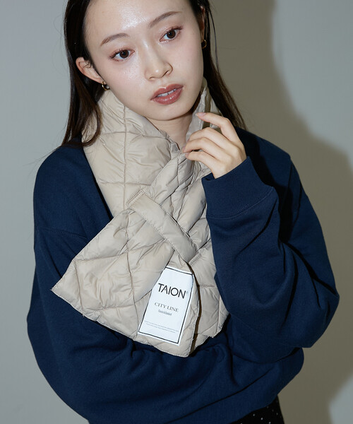 PUBLUX（パブリュクス）の「TAION/タイオン CITY DOWN SCARF　限定展開/シティ ダウン スカーフ マフラー（マフラー・レディース・ブラック/ベージュ/オフホワイト・ONE SIZE）」の9枚目の写真