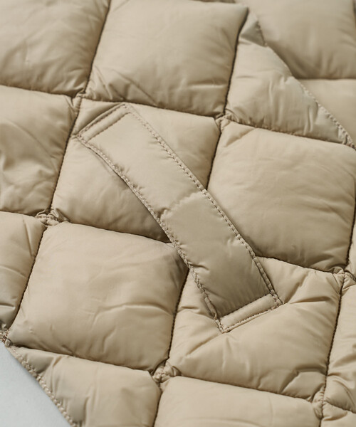 PUBLUX（パブリュクス）の「TAION/タイオン CITY DOWN SCARF　限定展開/シティ ダウン スカーフ マフラー（マフラー・レディース・ブラック/ベージュ/オフホワイト・ONE SIZE）」の5枚目の写真