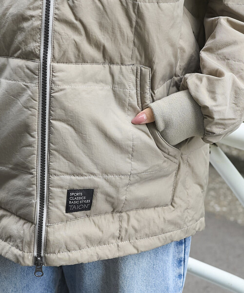 PUBLUX(パブリュクス)の「TAION/タイオン SC FRONT ZIP DOWN HOODIE 限定展開/スポーツ クラシック フロント ジップ ダウン フーディー(ダウンジャケット/コート・レディース・グレー/ブラック・LARGE/X-LARGE/MEDIUM)」の5枚目の写真