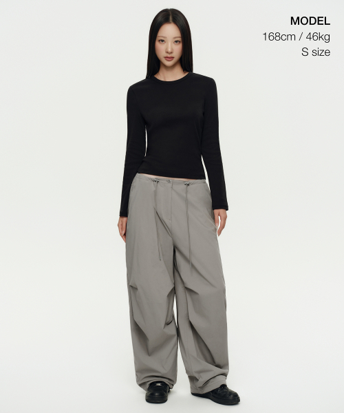 MUSINSA STANDARD WOMAN（ムシンサスタンダードウーマン）の「ウィメンズスリムクルーネック長袖Tシャツ[ブラック]（Tシャツ/カットソー・レディース・その他・SMALL/MEDIUM/LARGE/X-SMALL/X-LARGE）」の2枚目の写真