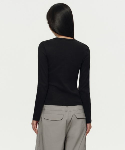 MUSINSA STANDARD WOMAN（ムシンサスタンダードウーマン）の「ウィメンズスリムクルーネック長袖Tシャツ[ブラック]（Tシャツ/カットソー・レディース・その他・SMALL/MEDIUM/LARGE/X-SMALL/X-LARGE）」の3枚目の写真