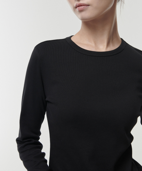 MUSINSA STANDARD WOMAN（ムシンサスタンダードウーマン）の「ウィメンズスリムクルーネック長袖Tシャツ[ブラック]（Tシャツ/カットソー・レディース・その他・SMALL/MEDIUM/LARGE/X-SMALL/X-LARGE）」の4枚目の写真