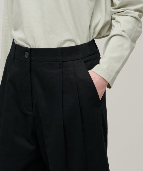 MUSINSA STANDARD WOMAN（ムシンサスタンダードウーマン）の「ウィメンズツーピンタックワイドチノパンツ[ブラック]（その他パンツ・レディース・その他・24/25/26/27/28/29）」の4枚目の写真