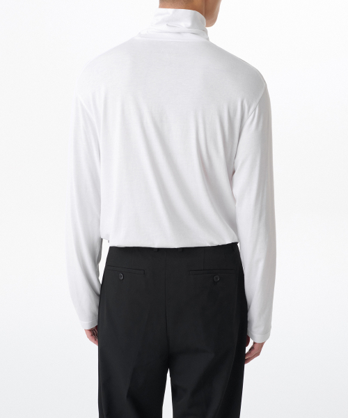 MUSINSA STANDARD（ムシンサスタンダード）の「CR タートルネック長袖Tシャツ [ホワイト]（Tシャツ/カットソー・メンズ・その他・SMALL/MEDIUM/LARGE/X-LARGE/XX-LARGE/XXX-LARGE）」の2枚目の写真