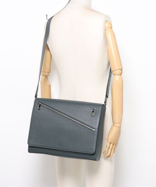 FURLA(フルラ)の「フルラ クロノ (Furla Man Crono) メッセンジャーバッグ(ショルダーバッグ・メンズ・モカ/ブラック系/ブラック・ONE SIZE)」の17枚目の写真