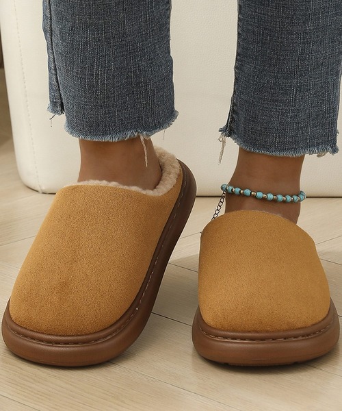 DAY CLOSET（デイ クローゼット）の「【男女兼用/柔らかソール】ムートン風フェイクスウェードボアスリッパ レディース メンズ（ルームシューズ/スリッパ・レディース・ブラック/ブラウン/ライトブラウン・24.0cm/23.0cm/26.0cm/25.0cm/27.0cm）」の2枚目の写真