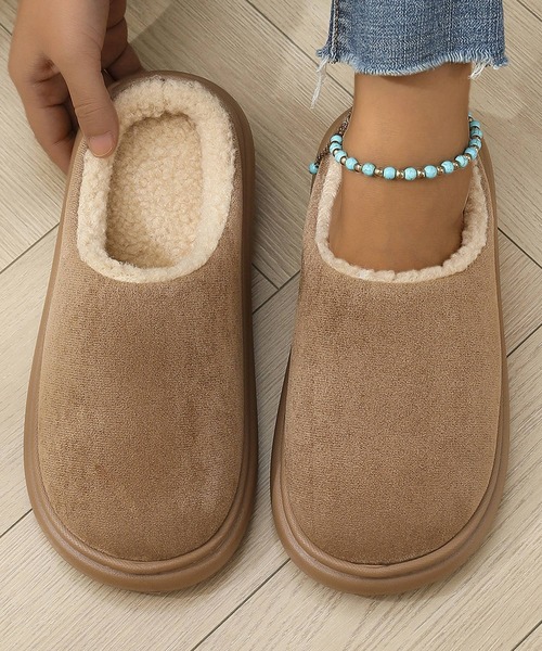 DAY CLOSET（デイ クローゼット）の「【男女兼用/柔らかソール】ムートン風フェイクスウェードボアスリッパ レディース メンズ（ルームシューズ/スリッパ・レディース・ブラック/ブラウン/ライトブラウン・24.0cm/23.0cm/26.0cm/25.0cm/27.0cm）」の3枚目の写真