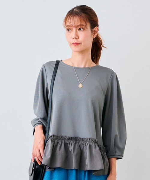 IEDIT(イディット)の「IEDIT コーデ甘く華やぐ フリルヘムトップス(Tシャツ/カットソー・レディース・ブラック/チャコールグレー/ホワイト・M/L/LL/3L/S)」の3枚目の写真