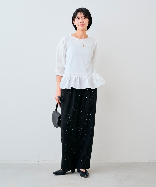 IEDIT(イディット)の「IEDIT コーデ甘く華やぐ フリルヘムトップス(Tシャツ/カットソー・レディース・ブラック/チャコールグレー/ホワイト・M/L/LL/3L/S)」の4枚目の写真