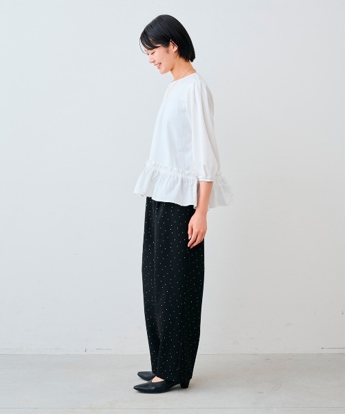 IEDIT(イディット)の「IEDIT コーデ甘く華やぐ フリルヘムトップス(Tシャツ/カットソー・レディース・ブラック/チャコールグレー/ホワイト・M/L/LL/3L/S)」の5枚目の写真