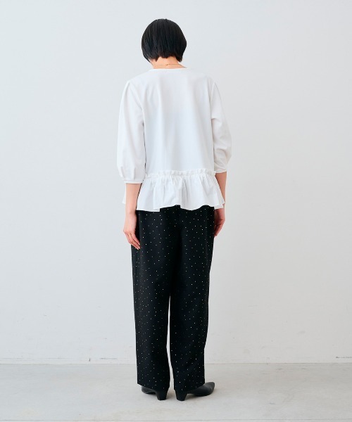 IEDIT(イディット)の「IEDIT コーデ甘く華やぐ フリルヘムトップス(Tシャツ/カットソー・レディース・ブラック/チャコールグレー/ホワイト・M/L/LL/3L/S)」の6枚目の写真