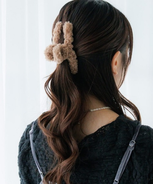 flower（フラワー）の「コージーフラッフクリップ（バレッタ/ヘアクリップ・レディース・ホワイト/ベージュ/ブラック・FREE）」の3枚目の写真