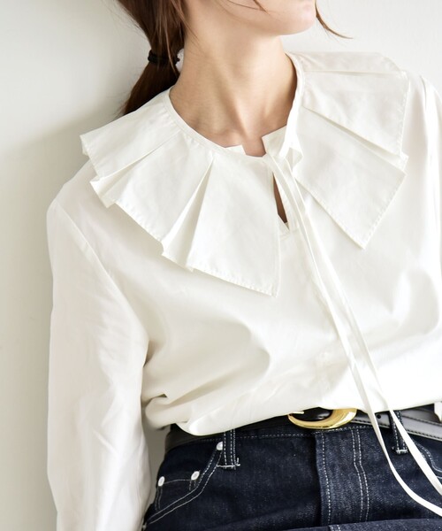 quaranciel(カランシエル)の「quaranciel:〈洗濯機可能〉タックカラー 2way キーネック シャツ ブラウス(シャツ/ブラウス・レディース・ライトブルー/ホワイト・ONE SIZE)」の2枚目の写真