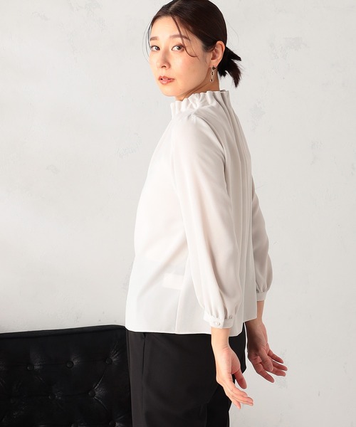 GALLORIA(ギャローリア)の「【お手入れ楽々・洗濯機で洗える】ギャザーネックブラウス(シャツ/ブラウス・レディース・ホワイト/ライトブルー/ライトベージュ・L/LL/M/S)」の9枚目の写真