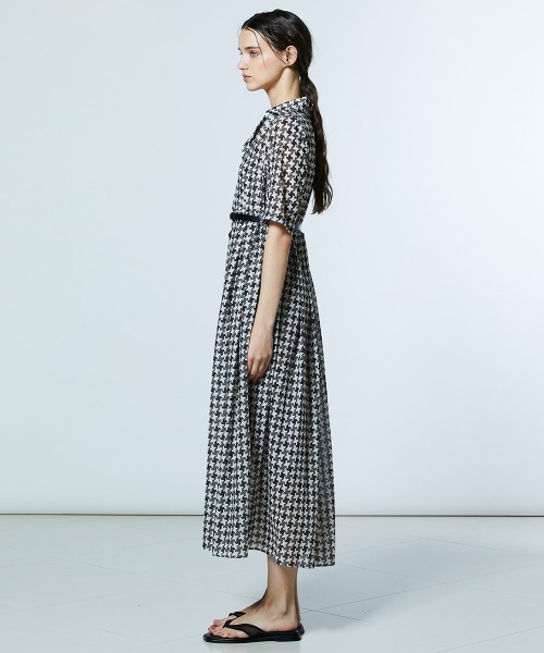 DOUBLE STANDARD CLOTHING（ダブルスタンダードクロージング）の「幾何学柄 シフォンオープンカラーワンピース（ワンピース・レディース・ホワイト×ブラック・38/36）」の5枚目の写真