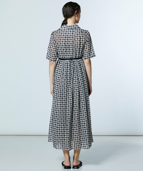 DOUBLE STANDARD CLOTHING（ダブルスタンダードクロージング）の「幾何学柄 シフォンオープンカラーワンピース（ワンピース・レディース・ホワイト×ブラック・38/36）」の6枚目の写真
