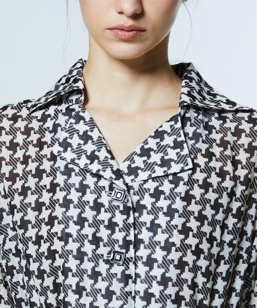 DOUBLE STANDARD CLOTHING（ダブルスタンダードクロージング）の「幾何学柄 シフォンオープンカラーワンピース（ワンピース・レディース・ホワイト×ブラック・38/36）」の7枚目の写真