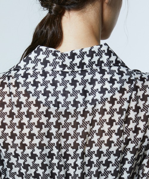 DOUBLE STANDARD CLOTHING（ダブルスタンダードクロージング）の「幾何学柄 シフォンオープンカラーワンピース（ワンピース・レディース・ホワイト×ブラック・38/36）」の10枚目の写真