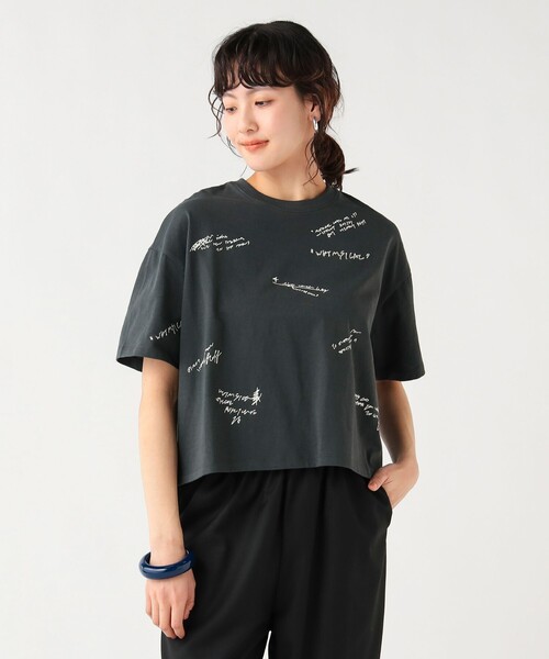 BEAMS HEART(ビームスハート)の「ランダムロゴ Tシャツ(Tシャツ/カットソー・レディース・チャコールグレー/オフホワイト/グレー・FREE)」の1枚目の写真