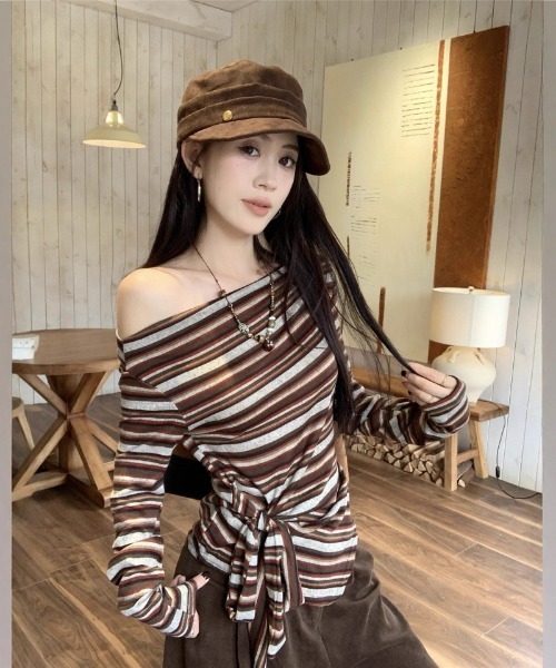 Ritzy(リッツィー)の「オフショルダー ストライプトップス(Tシャツ/カットソー・レディース・ブラック/ブラウン・M)」の1枚目の写真