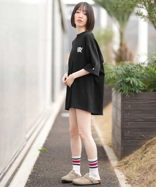 NEW ERA(ニューエラ)の「NEW ERA/ニューエラ レディース Tシャツ オーバーサイズ SS OS CT TEE ART DRIP(Tシャツ/カットソー・レディース・ブラック/ホワイト・M/L)」の3枚目の写真