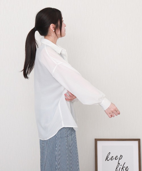 libelle more(リベル モア)の「タンクセットオーバーサイズ長袖シアーシャツ(シャツ/ブラウス・レディース・オフホワイト/サックスブルー/スモークピンク/ネイビー/ベージュ・M/L)」の20枚目の写真