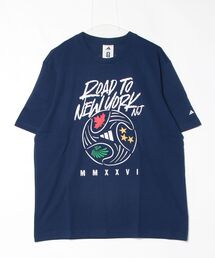 adidas（アディダス）の「アディダス adidas FIFA WC ロード・トゥ・NY NJ グラフィック Tシャツ（Tシャツ/カットソー）」