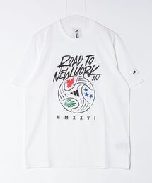 adidas（アディダス）の「アディダス adidas FIFA WC ロード・トゥ・NY NJ グラフィック Tシャツ（Tシャツ/カットソー）」