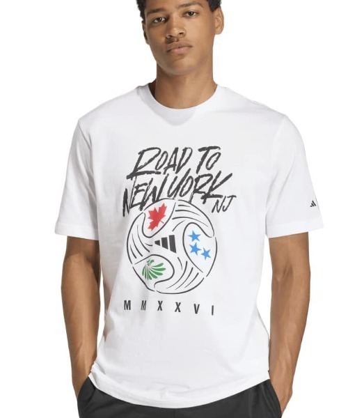 adidas(アディダス)の「【別注】アディダス adidas FIFA WC ロード・トゥ・NY NJ グラフィック Tシャツ 限定コラボ(Tシャツ/カットソー・メンズ・ホワイト/ダークブルー/ブラック・S/M/L/LL/3L)」の2枚目の写真