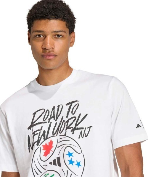 adidas(アディダス)の「【別注】アディダス adidas FIFA WC ロード・トゥ・NY NJ グラフィック Tシャツ 限定コラボ(Tシャツ/カットソー・メンズ・ホワイト/ダークブルー/ブラック・S/M/L/LL/3L)」の10枚目の写真