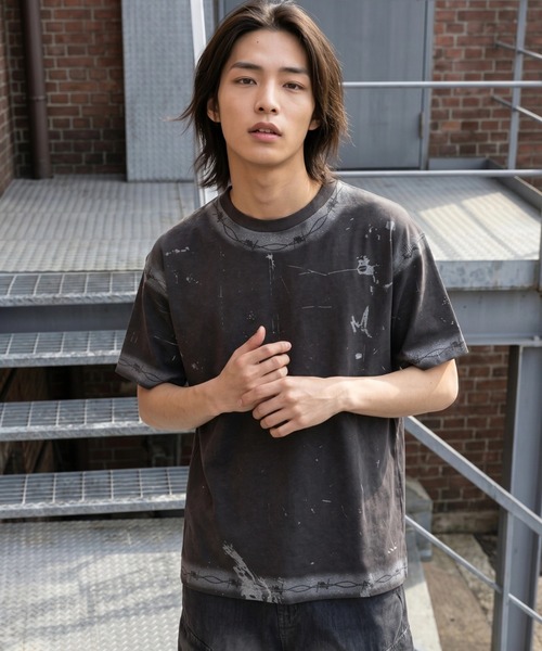 ARULE(アルール)の「A'GEM/9 × .kom 『ARULE/アルール』バーブワイヤーグランジウォッシュTシャツ(Tシャツ/カットソー・メンズ・ブラック・M)」の1枚目の写真