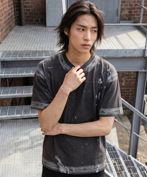 ARULE(アルール)の「A'GEM/9 × .kom 『ARULE/アルール』バーブワイヤーグランジウォッシュTシャツ(Tシャツ/カットソー・メンズ・ブラック・M)」の2枚目の写真