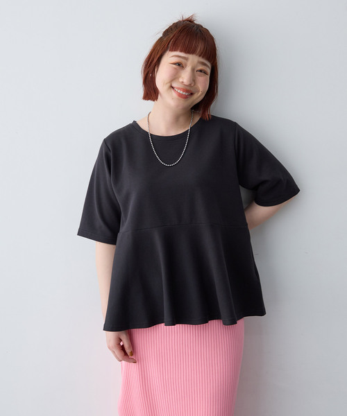 anyfee(エニフィー)の「【anyfee/大きいサイズ】着てサラなめらかポンチ素材ペプラムトップス《接触冷感・吸水速乾・機能性》(Tシャツ/カットソー・レディース・モカ/チャコール/ブラック/オフホワイト・5L/LL/4L/3L)」の2枚目の写真