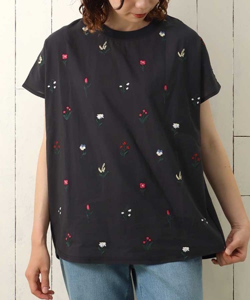 Bleu Bleuet(ブルーブルーエ)の「プチフラワー刺繍Tシャツ(Tシャツ/カットソー・レディース・チャコール/ホワイト・FREE)」の3枚目の写真