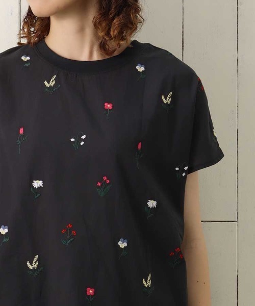 Bleu Bleuet(ブルーブルーエ)の「プチフラワー刺繍Tシャツ(Tシャツ/カットソー・レディース・チャコール/ホワイト・FREE)」の4枚目の写真