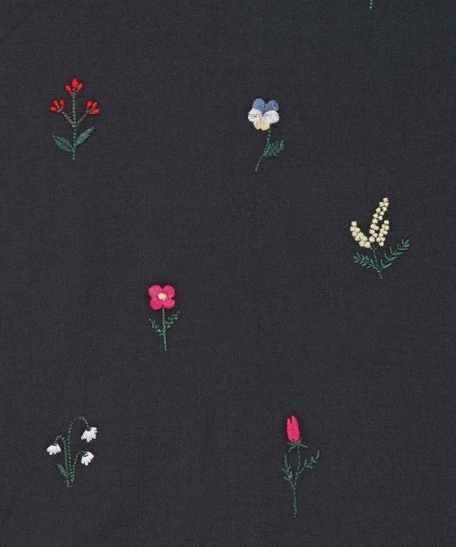 Bleu Bleuet(ブルーブルーエ)の「プチフラワー刺繍Tシャツ(Tシャツ/カットソー・レディース・チャコール/ホワイト・FREE)」の6枚目の写真
