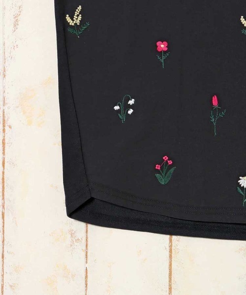 Bleu Bleuet(ブルーブルーエ)の「プチフラワー刺繍Tシャツ(Tシャツ/カットソー・レディース・チャコール/ホワイト・FREE)」の7枚目の写真