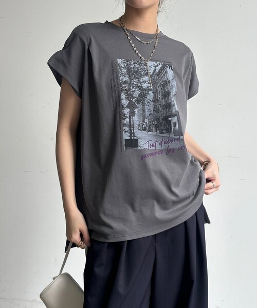 DouDou（ドゥドゥ）の「【WEB限定】バックジップフォトロゴTEE（Tシャツ/カットソー・レディース・ダークグレー/グレー/オフホワイト・FREE）」の3枚目の写真