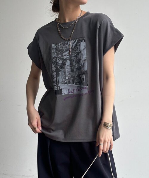 DouDou（ドゥドゥ）の「【WEB限定】バックジップフォトロゴTEE（Tシャツ/カットソー・レディース・ダークグレー/グレー/オフホワイト・FREE）」の6枚目の写真