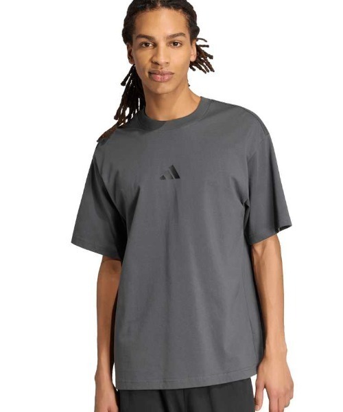 adidas(アディダス)の「adidas アディダス バービージ スクリプト オーバーサイズ グラフィック Tシャツ(Tシャツ/カットソー・メンズ・ダークグレー/オフホワイト・S/M/L/LL/3L)」の2枚目の写真