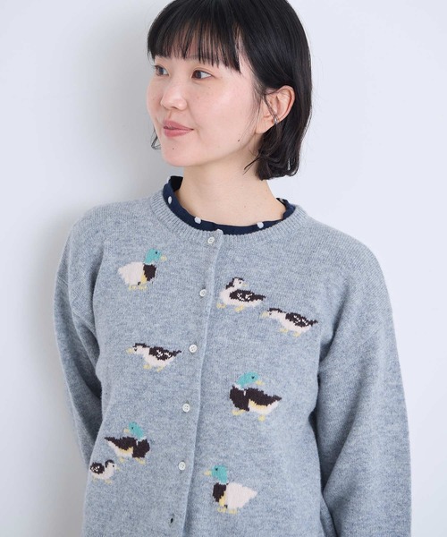 l'atelier du savon(アトリエドサボン)の「川辺をおよぐカモのジャカードカーディガン(カーディガン/ボレロ・レディース・イエロー/グレー/ブルー・FREE)」の2枚目の写真