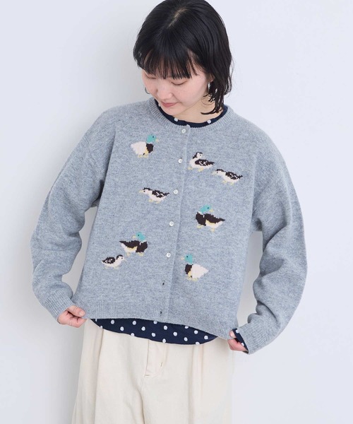 l'atelier du savon(アトリエドサボン)の「川辺をおよぐカモのジャカードカーディガン(カーディガン/ボレロ・レディース・イエロー/グレー/ブルー・FREE)」の8枚目の写真